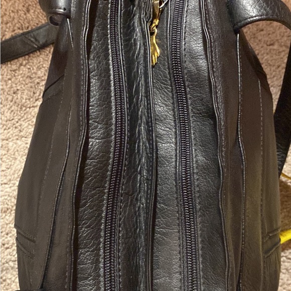 EUC black leather shoulder bag made in Italy. - Picture 8 of 10